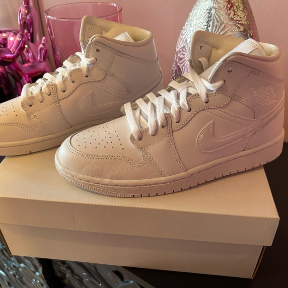 Brand new in box Women’s Size 9 Air Jordan 1 Mid - Picture 3 of 5